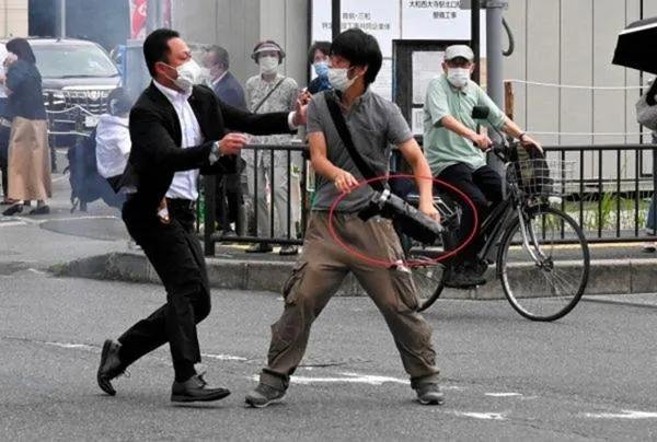 为什么安倍在听到枪声后,没有逃跑而是回头看了一眼?