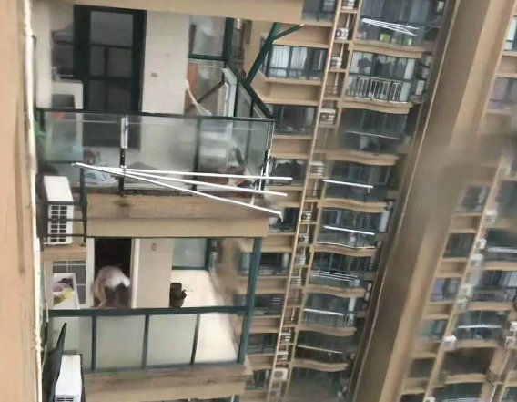 警方通报老人台风天关窗坠亡，是否和楼房质量有关？