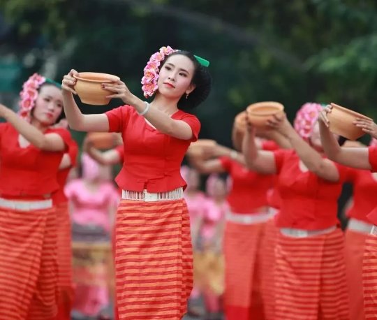 给我一些傣族的民俗、服装、饮食、民居、节日的特点