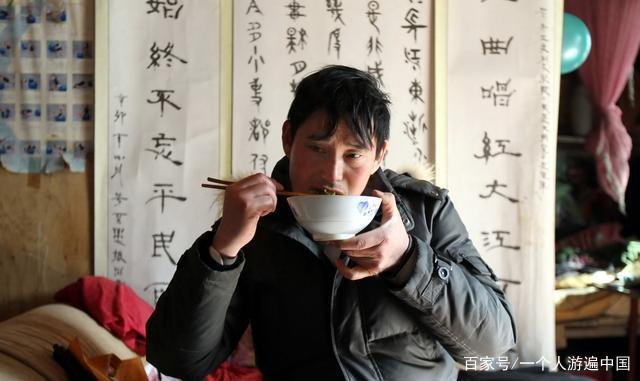 “大衣哥”朱之文小学文化，写4个字却卖了20万，书法家如何评价的？