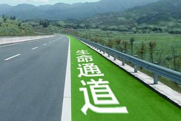 男子高速路上违停吃火锅,明明知道不对,为何还明知故犯呢?