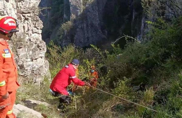 女游客在河南新乡辉县一山中失足坠崖,救援队是如何找到尸体的?
