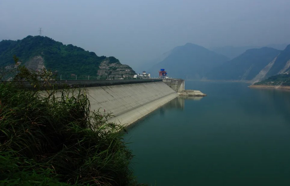 江西水库第二次泄洪，村民在下游捞鱼，这种行为是否值得提倡？