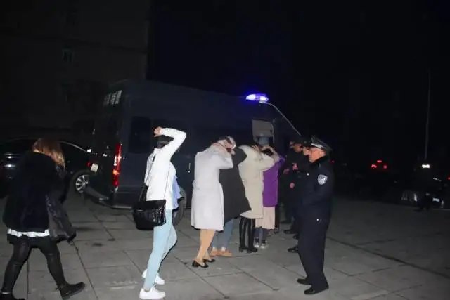 山东一地强迫未成年少女有偿陪侍,5人已被刑拘!这些人会被怎么判?