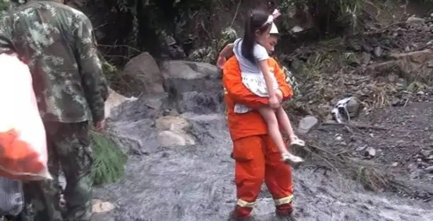 彭州突发山洪,黑衣男子逆行救人,他的应急能力有多强?