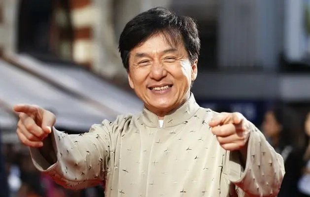 成龙在北京逛超市被偶遇，他近期的状态怎么样？