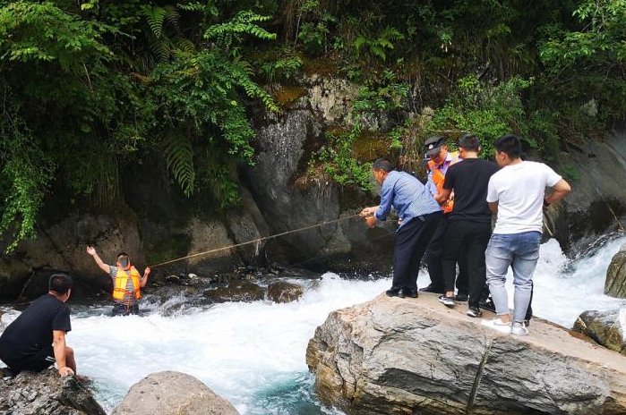 游客景区翻越护栏捡手机坠亡,景区需要承担责任吗?