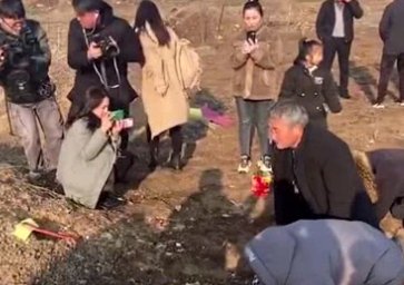 出狱男子在父亲坟前杀死亲姐,他们之间有着怎样的仇怨?