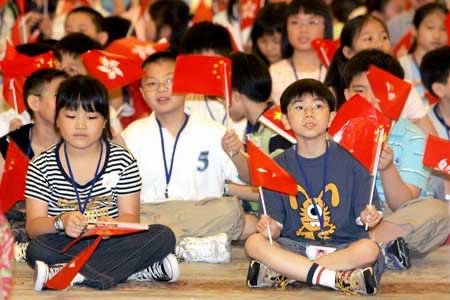 成都街头,男孩将比自己大一圈的国旗扶正,你从男孩身上看到了哪些品质?
