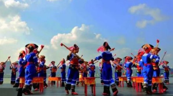 广西南宁千名学生跳扁担舞，跳舞的场面如何？