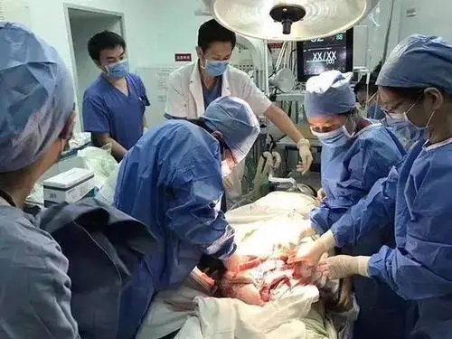 佛山一怀3胎孕妇产前心脏骤停获救，女人生孩子需要经历哪些磨难？