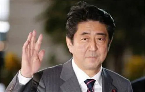 日本前首相安倍被刺身亡，生前曾与凶手同框，他为何能如此淡定？