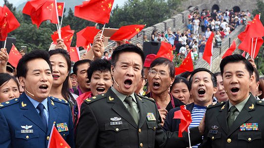 北舞学生在长城跳舞,为祖国送上祝福,对于学生们的表现你有何评价?