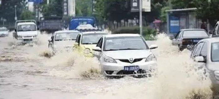 重庆暴雨,出租车齐腰积水中漂浮,汽车涉水后还能开吗?