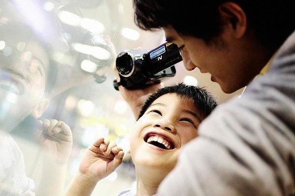 郭碧婷称向佐在家是严父,家庭中父亲充当怎样的角色有利于孩子的成长?