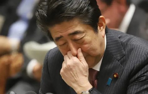 日本前首相安倍被刺身亡，生前曾与凶手同框，他为何能如此淡定？