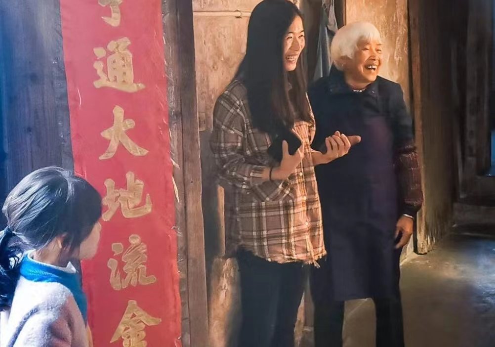 孙女每天用监控和九旬奶奶聊家常,奶奶每次秒回应,二人的互动多有爱?