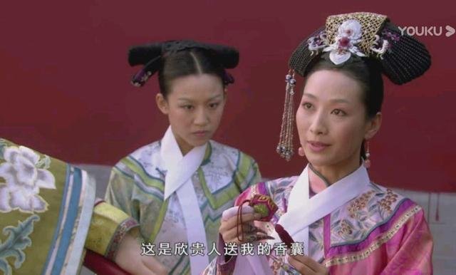 《甄嬛传》57集,安陵容故意拿出香囊告诉甄嬛是欣贵人送的,有和用意?