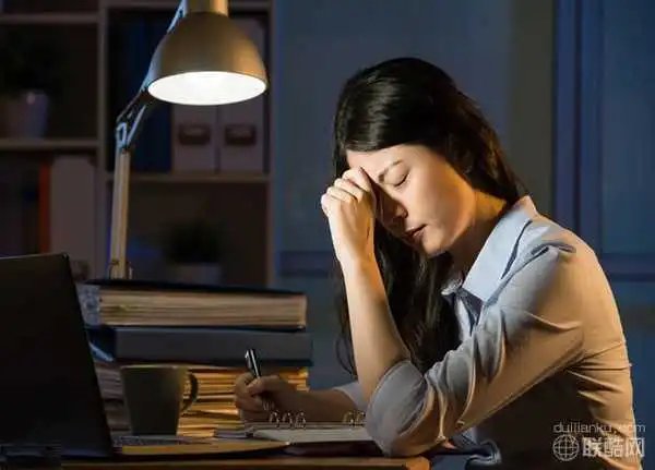 痛心!熬夜加班猝死女孩治疗花了45万,公司是否该承担这笔费用?
