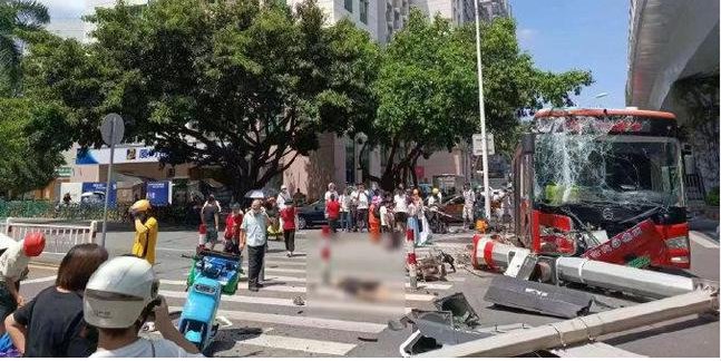 厦门公交车失控，冲上人行道后致6人受伤，这次事故究竟是怎么造成的？