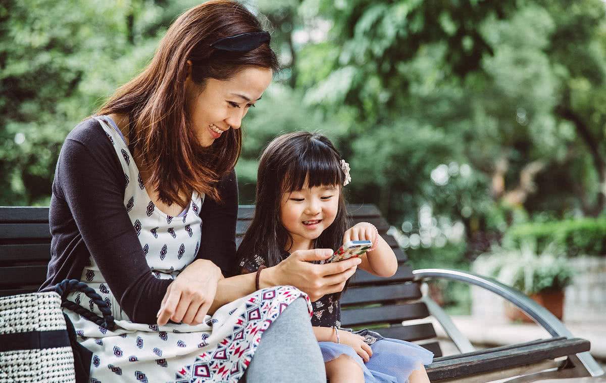 河南一父亲网上学菜刀剪头发拿女儿实验，爸爸带娃有多不靠谱？