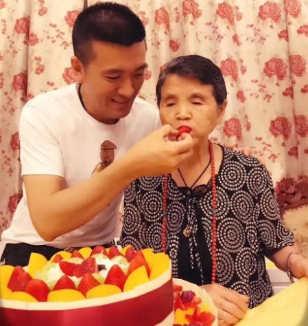 杨子说集团第一笔资金是他妈妈做衣服赚来的，他的妈妈一生有多传奇？