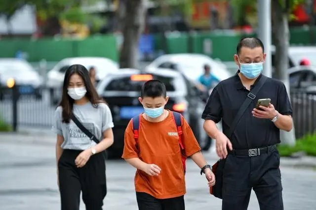 非法入境阳性男子家属被打电话辱骂,该男子的行为涉嫌了哪些法律问题?
