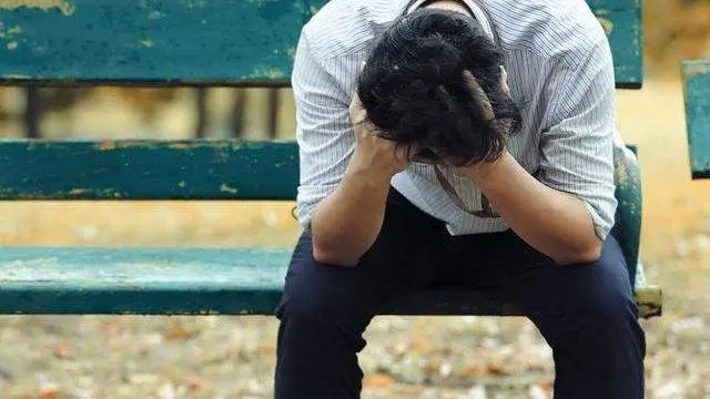 湖北一男子因压力大,焦虑过度致碱中毒,身体出现了哪些症状?