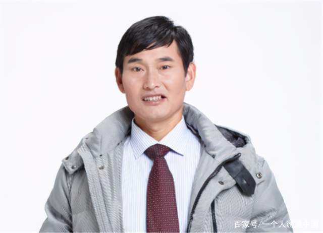 “大衣哥”朱之文小学文化，写4个字却卖了20万，书法家如何评价的？