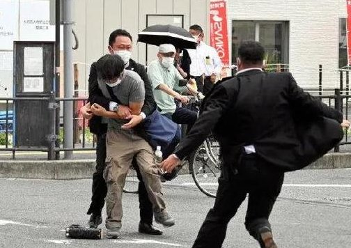 警方承认安倍的警卫工作存在问题,这些警卫需要承担哪些责任?