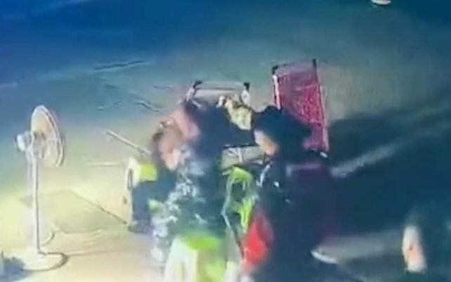 保安被男子锁喉，3名路人制止，男子一身酒味被带走！醉酒能免于责罚吗？