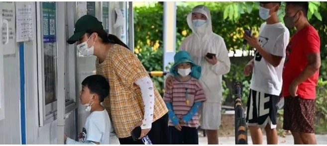 成都一家13人滞留三亚酒店住一晚万元,吃一餐7千,有什么好的解决方法?