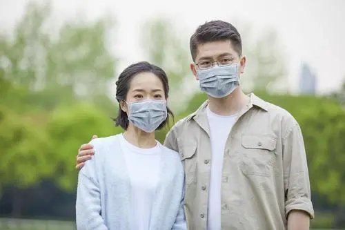 非法入境阳性男子家属被打电话辱骂,该男子的行为涉嫌了哪些法律问题?