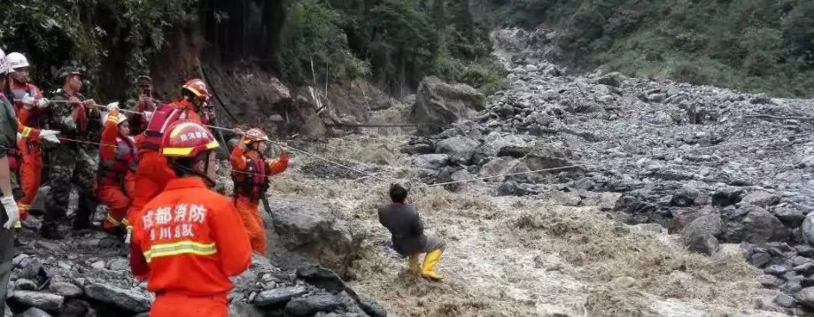 彭州突发山洪，黑衣男子逆行救人，他的应急能力有多强？