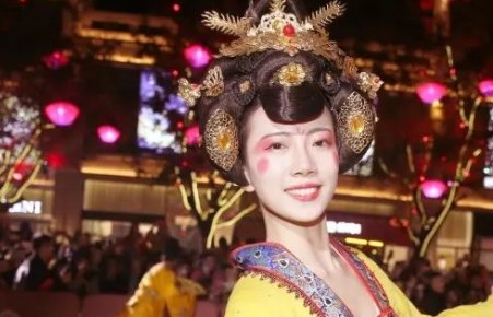 不倒翁小姐姐时隔1年回归首秀,游客:非常激动,你怎么看?