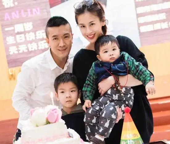 杨子说集团第一笔资金是他妈妈做衣服赚来的，他的妈妈一生有多传奇？
