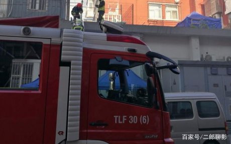 江苏南京一小区失火消防车被保安拦停还口出狂言,这名保安为何敢如此嚣张?
