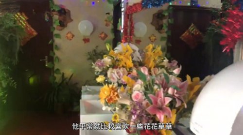 大爷把公厕布置成KTV,他为何要这么做?