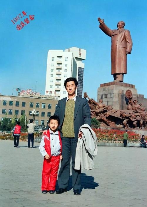 辽宁沈阳一对父子连续37年国庆同地合影，他们这么做的初衷是什么？