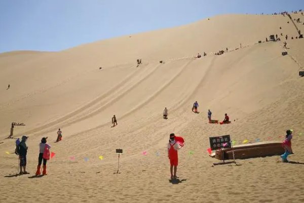 我们和地球甘肃敦煌的鸣沙山因为什么得名沙子发出鸣响此地盛产乐器题目来源-