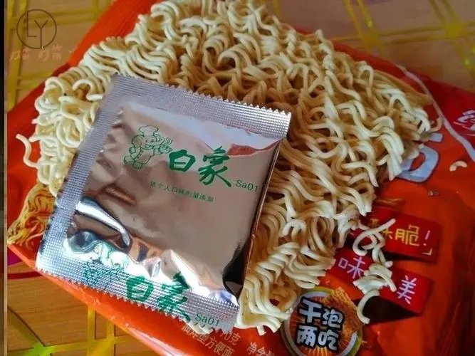 白象方便面中吃出异物！客服是如何回应这件事的？