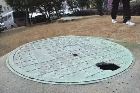 江苏男童散步时误踩松动井盖掉进下水道!看见窨井的正确做法是什么?