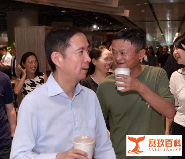 58岁马云现身阿里总部，与CEO张勇谈笑风生，两人身高遭调侃