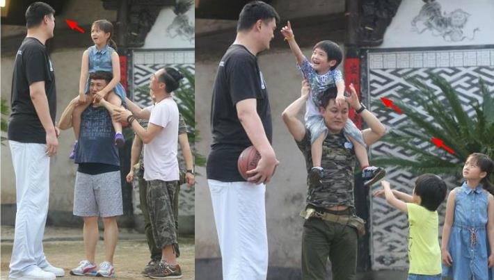 为何都说姚明是合影杀手？科比成高中生，陈乔恩竟只到胃部？