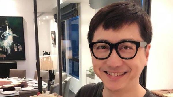 58岁庾澄庆近照曝光，现身医院神情紧张，疑因母亲生病停工尽孝