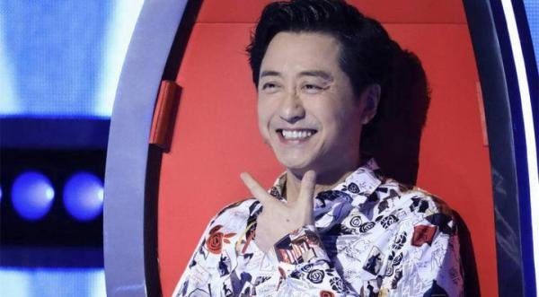 58岁庾澄庆近照曝光，现身医院神情紧张，疑因母亲生病停工尽孝
