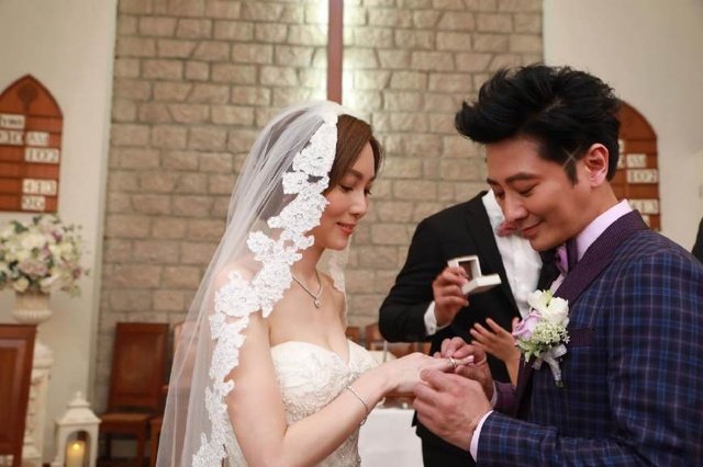 孙耀威迎娶相恋多年女友：有多爱老婆