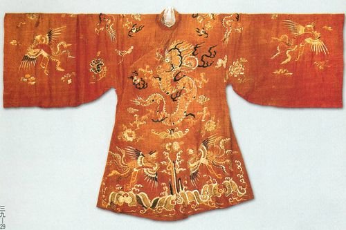 三星堆出土目前最大面积丝织品残留，这些丝绸为何能得以保留？