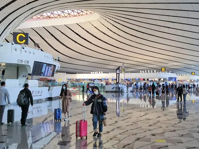 54名中国乘客滞留哥本哈根机场，这背后的原因是什么？