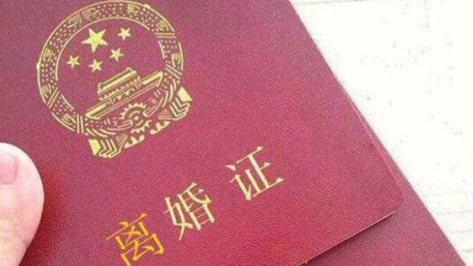 女子四年八次起诉离婚未果，精神病丈夫疑心重，她该如何维权？